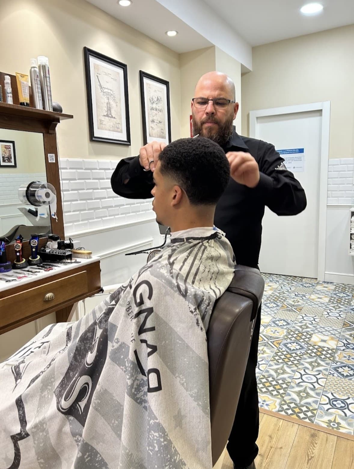 Levys Senior cortando con tijera en la barbería de Federico Tapia