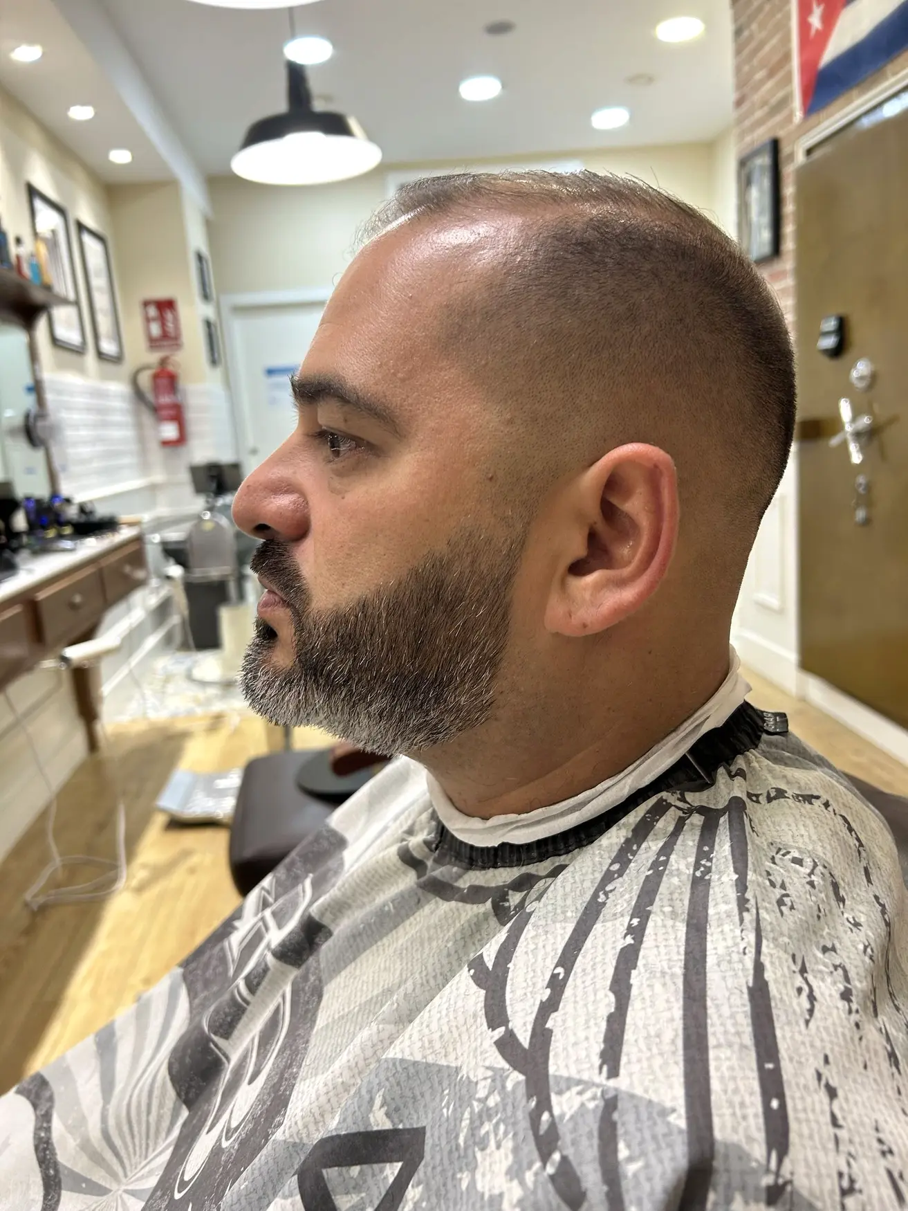 Skin fade con líneas definidas